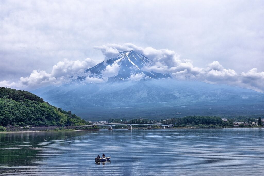 japan, mountain, lake-4287832.jpg